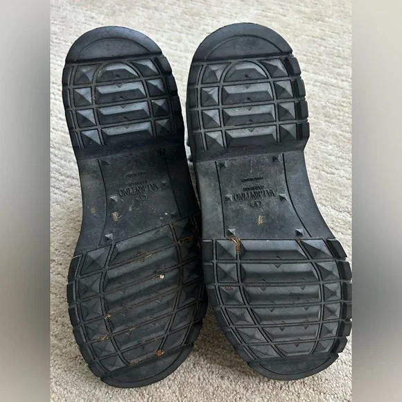 VALENTINO black ruffled Chelsea boot. - Picture 7 of 8